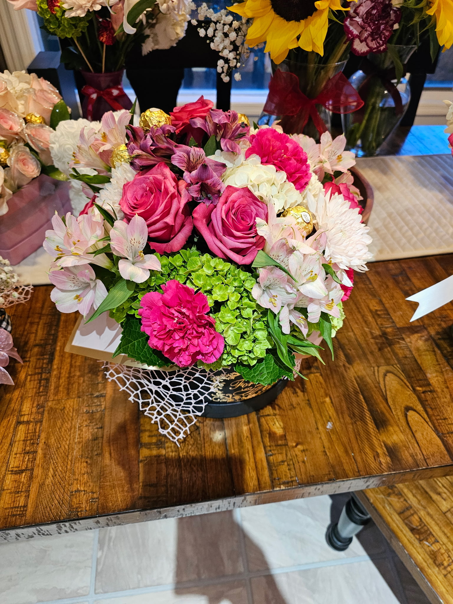 Mixed pink roses and hydrangeas